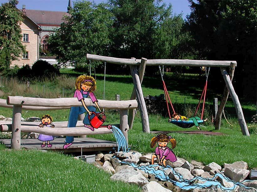 Spielplatz in Aigen-Schlägl, auf dem Foto wurden vier Kinder grafisch eingefügt.